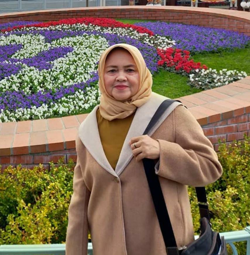 ketua yayasan Dra. Hj. Nena Lamanah